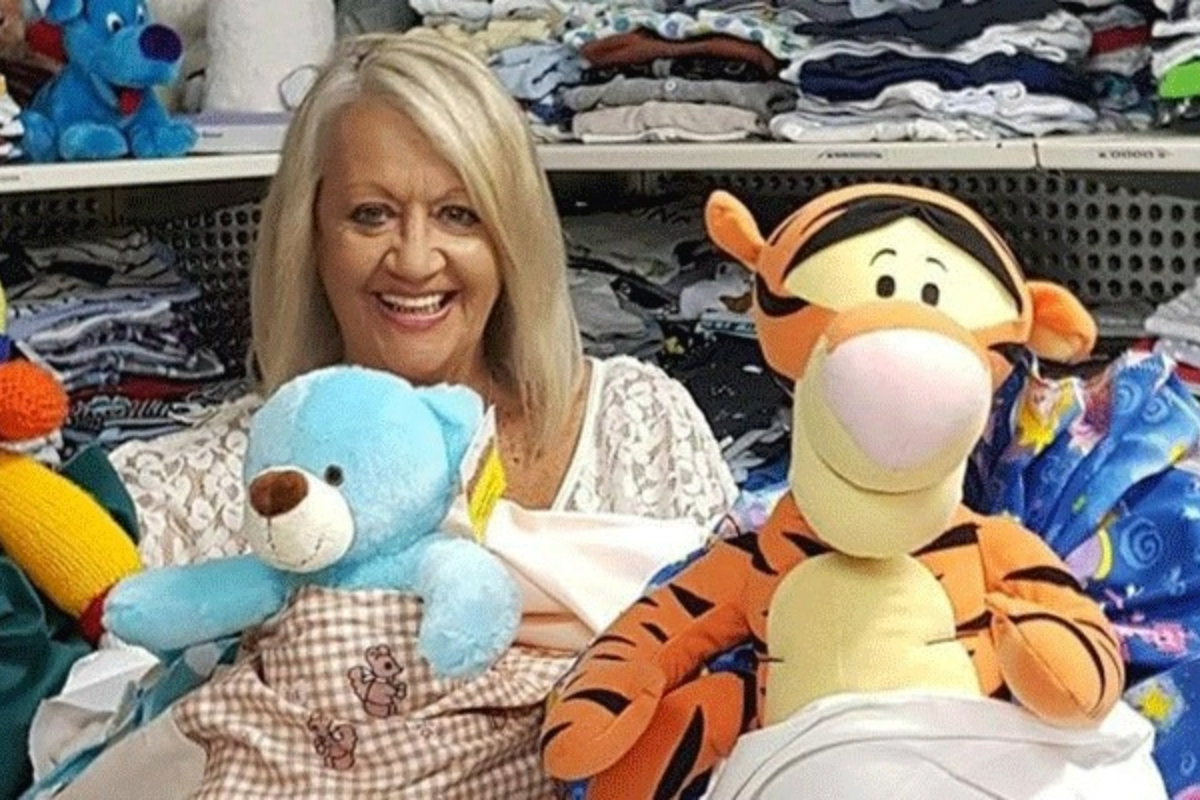 woman-with-tigger-plush-1200x800 Slide 3