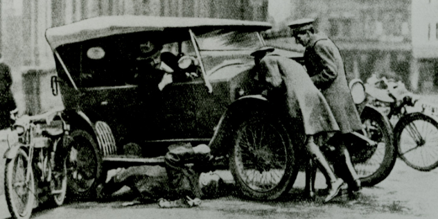 historic black and white image of nrma road patrol assisting a broken-down car circa 1920