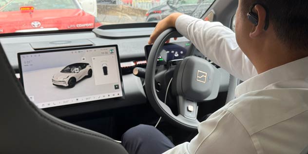 Traffic sensor display on a Zeekr EV