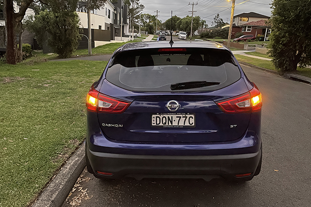 Nissan Qashqai hazard lights