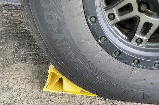 Chock for caravan wheels