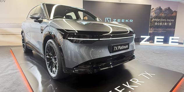 Side view of a Zeekr 7X Performance