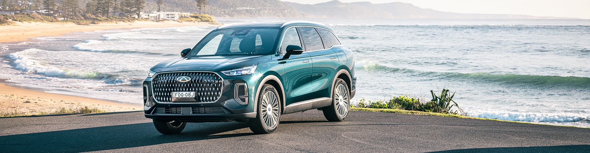 Chery Tiggo 9 near a beach.