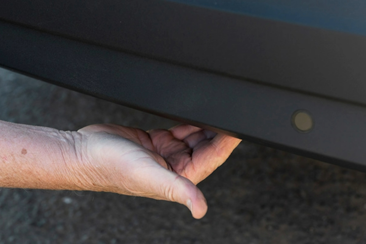 hand-releasing-ev-towbar-1200x800 Slide 1