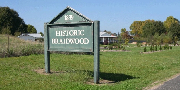 green town sign that says Historic Braidwood 1839