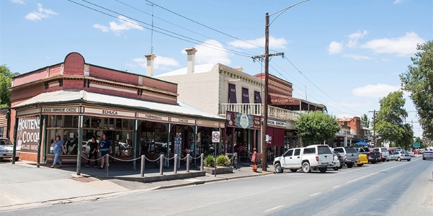 cars parked at the front of shops in Echuca street