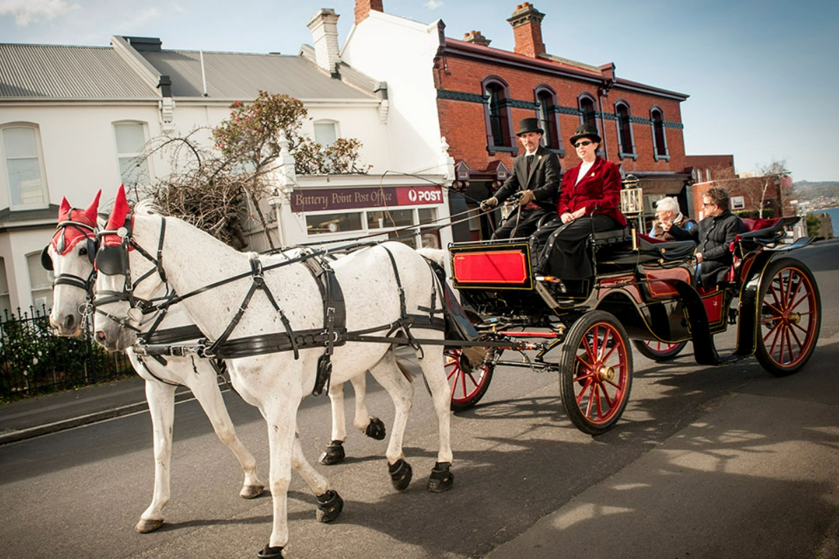 horse-drawn-carriage-tas-1200x800 Slide 2