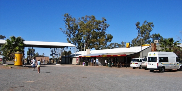 people walking towards the Kulgera roadhouse hotel and service station