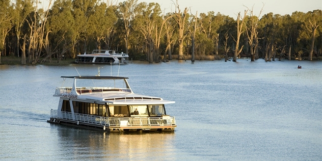 houseboat cruising along the Murray river