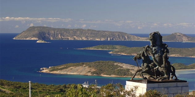 views of the war memorial and Albany from the Padre White lookout WA