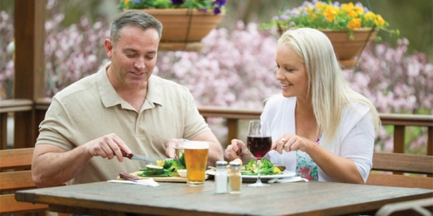 couple enjoying a meal at the Peel Inn Hotel in Nundle NSW