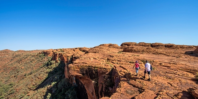 Two people walking on Kings Canyon on the Rim Walk