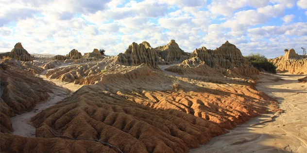 rock formations at Mungo national park NSW